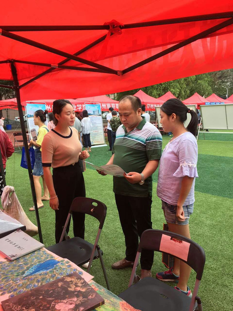 永利yl23411官网姜歌歌老师在给咨询学生和家长沟通